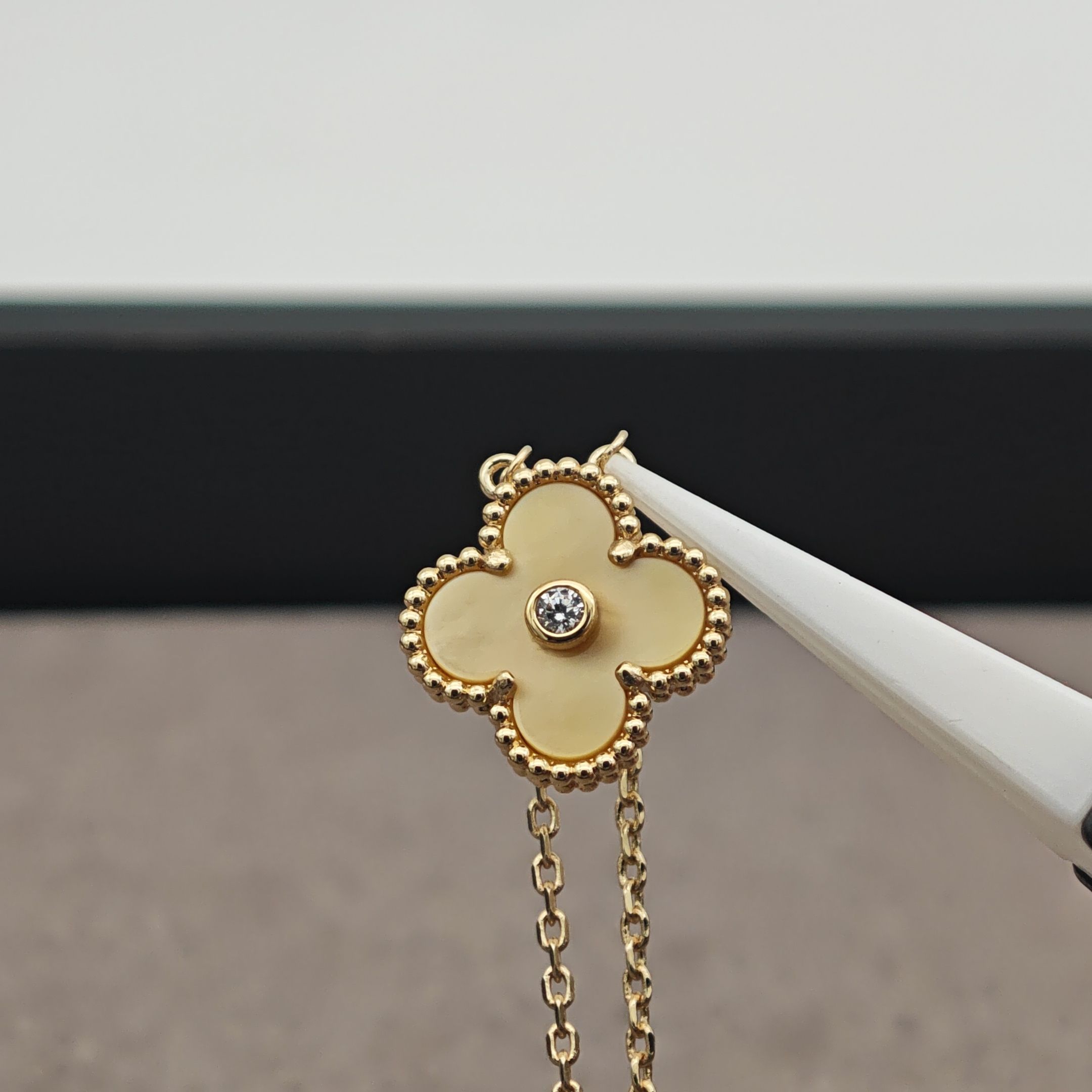 VCA 18Mother Of Pearl Diamond Necklace - Yellow Gold