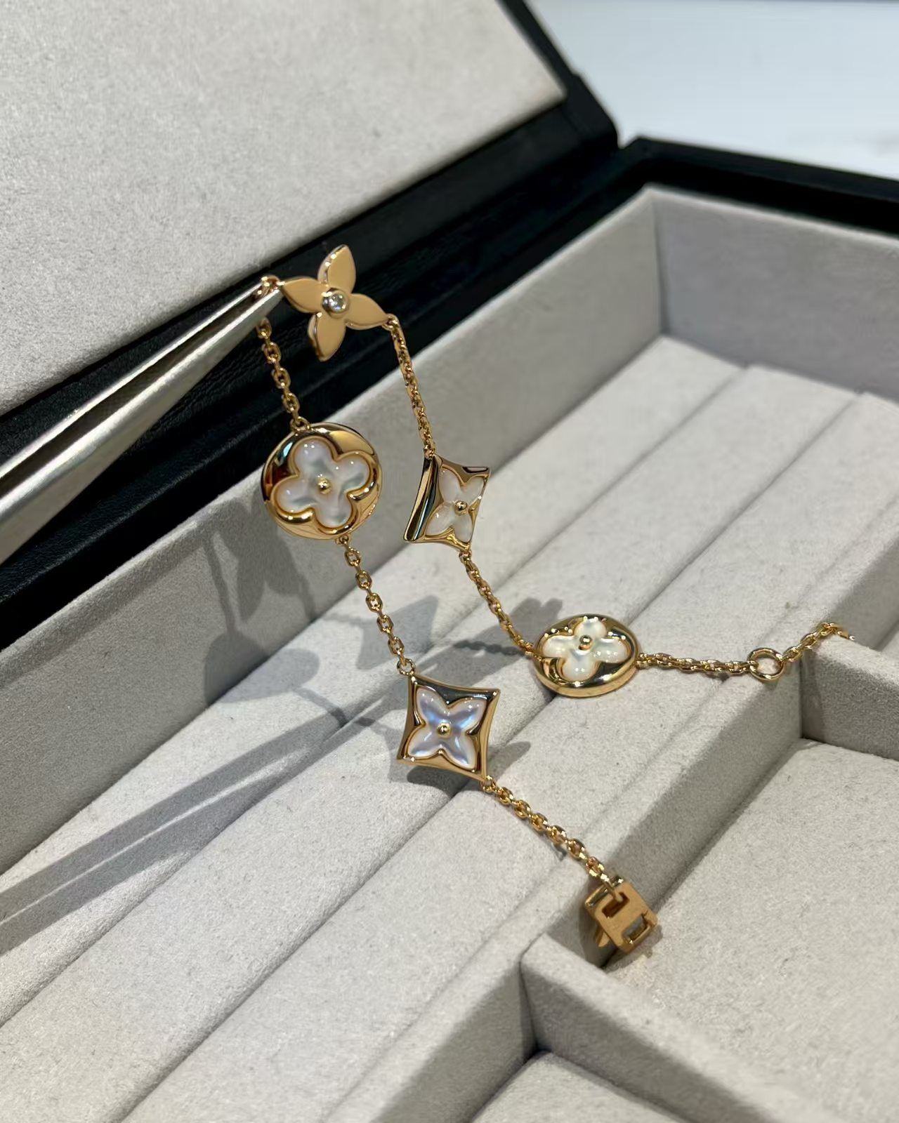 LV LVMother Of Pearl Five Motif Bracelet - Rose Gold