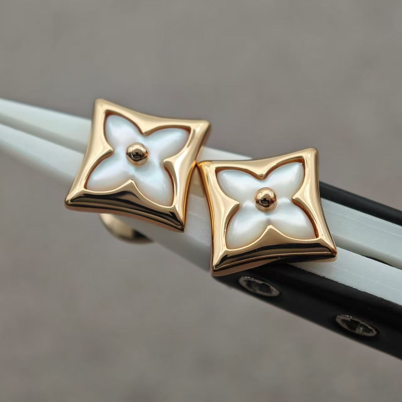 LV LVMother Of Pearl Stud Earrings - Rose Gold
